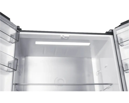 Innenansicht eines Kühlschranks mit heller Beleuchtung, Türabstellern, Glasablage und frostfreier Technik.