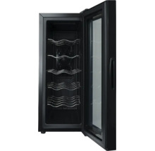 Schwarzer offener Weinkühlschrank mit fünf Metallregalen für Weinflaschen und Glastür.