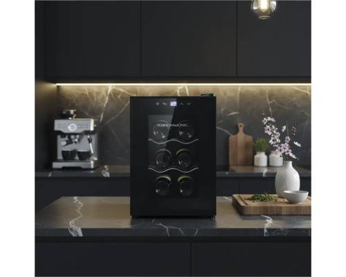 Kibernetik Weinkühlschrank auf einer Marmor-Kücheninsel in einer modernen Küche mit Kaffeemaschine und dekorativen Elementen.
