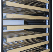 Ausziehbare Holzregale in einem Weinkühlschrank mit seitlicher LED-Beleuchtung.