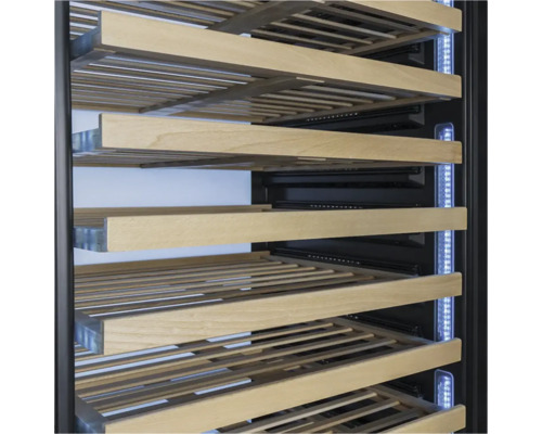 Ausziehbare Holzregale in einem Weinkühlschrank mit seitlicher LED-Beleuchtung.