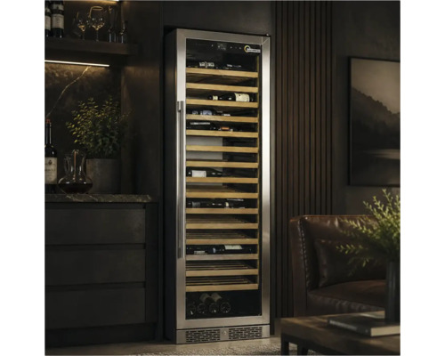 Hoher Weinkühlschrank mit Edelstahlrahmen und Glastür, eingebaut in eine Wand neben einem Ledersessel in einem modern gestalteten Wohnraum.