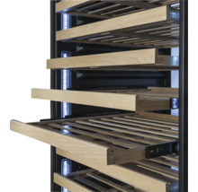 Weinkühlschrank Innenraum mit ausziehbaren Holzregalen und LED-Beleuchtung.