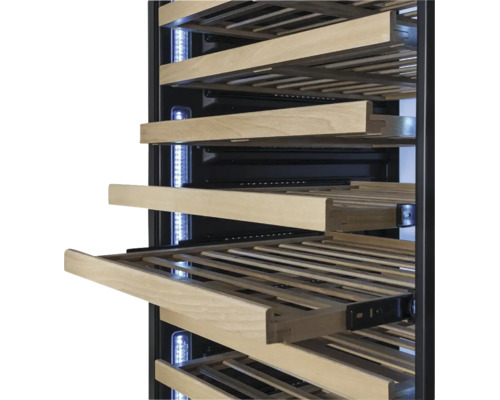 Weinkühlschrank Innenraum mit ausziehbaren Holzregalen und LED-Beleuchtung.