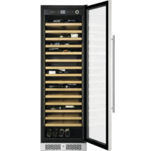 Hoher Weinkühlschrank mit geöffneter Glastür, Holzregalen und Weinflaschen im Innenraum.