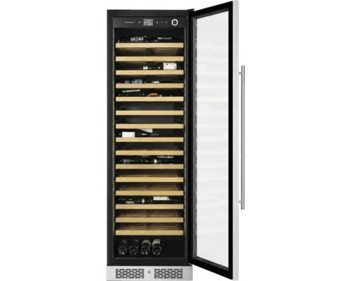 Hoher Weinkühlschrank mit geöffneter Glastür, Holzregalen und Weinflaschen im Innenraum.