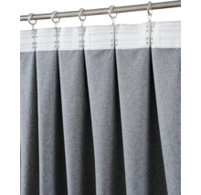 Rideau gris à structure chinée, fixé à une tringle à rideaux par des anneaux et des crochets.