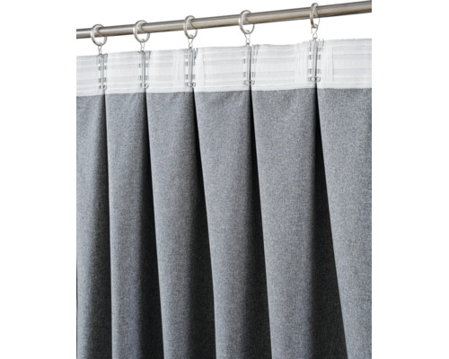 Rideau gris à structure chinée, fixé à une tringle à rideaux par des anneaux et des crochets.
