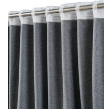 Rideau gris avec surface structurée sur une tringle métallique avec ruban multifonction.