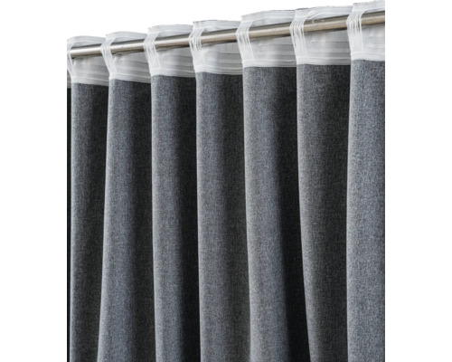 Rideau gris avec surface structurée sur une tringle métallique avec ruban multifonction.