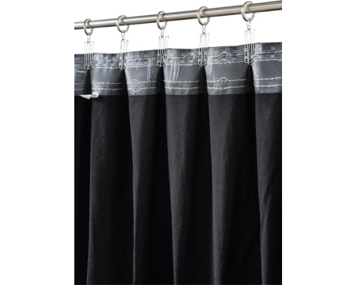 Rideau en tissu foncé sur une tringle à rideaux en métal avec anneaux et clips métalliques.