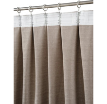 Rideau brun en tissu structuré avec galon fronceur universel, fixé à une tringle à rideaux avec anneaux.