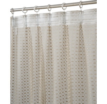 Transparenter Vorhang mit gewebtem Gittermuster, befestigt mit Metallringen und Clips an einer Vorhangstange.