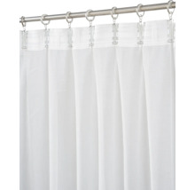 Weisser transparenter Vorhang an einer Vorhangstange mit Ringen und Klammern befestigt.