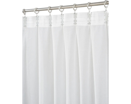 Weisser transparenter Vorhang an einer Vorhangstange mit Ringen und Klammern befestigt.