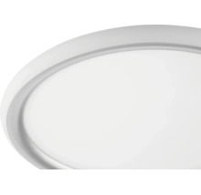 Gros plan d'un panneau LED rond et plat pour plafond ou mur avec un cadre étroit.