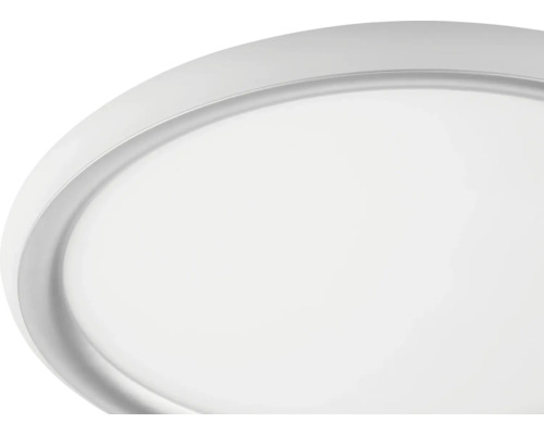 Gros plan d'un panneau LED rond et plat pour plafond ou mur avec un cadre étroit.