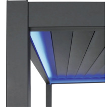Gros plan d'une pergola anthracite avec toit à lames et éclairage LED bleu intégré.