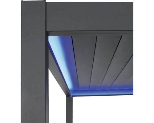 Gros plan d'une pergola anthracite avec toit à lames et éclairage LED bleu intégré.