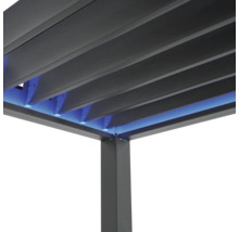 Vue détaillée d'une pergola avec des lames orientables et un éclairage LED intégré sur le cadre.