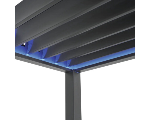 Vue détaillée d'une pergola avec des lames orientables et un éclairage LED intégré sur le cadre.