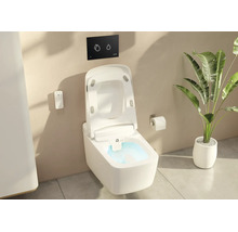 WC lavant suspendu moderne avec abattant ouvert, télécommande, plaque de déclenchement noire et porte-rouleau dans une salle de bains lumineuse.
