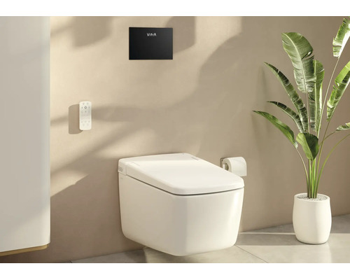 WC douche suspendu moderne avec télécommande, plaque de déclenchement noire avec VitrA Logo et plante d'intérieur dans une salle de bain lumineuse.
