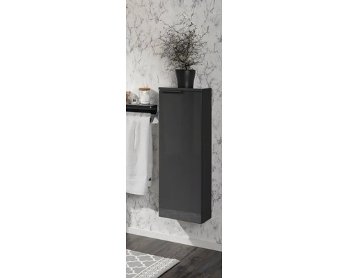 Armoire de salle de bain suspendue étroite anthracite sur un mur effet marbre à côté d'un porte-serviettes.