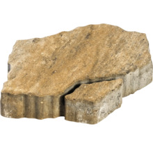Unregelmässig geformter Pflasterstein aus Beton in Sandsteinoptik mit strukturierter Oberfläche.