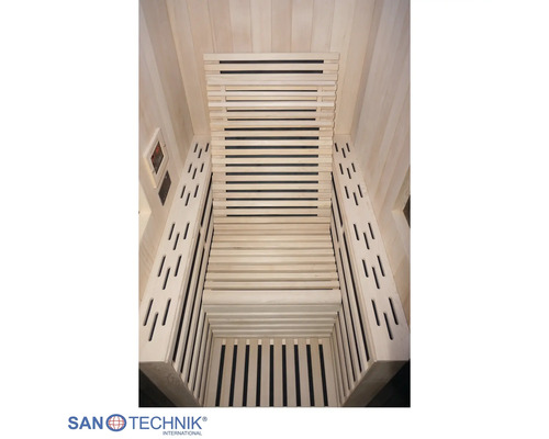 Innenansicht einer Infrarotkabine mit ergonomischer Holzliege, Wandpaneelen aus Holz und seitlichen Lüftungsschlitzen. Sanotechnik Logo.