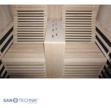 Innenansicht einer hellen Sauna mit zwei ergonomischen Sitzen aus Holzlamellen und einer zentralen Holzsäule. Sanotechnik International Logo.