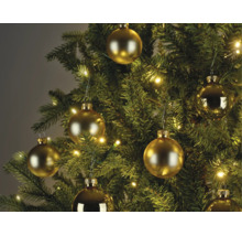 Weihnachtsbaum dekoriert mit goldfarbenen Christbaumkugeln in matt und glänzend sowie einer warmweißen Lichterkette.