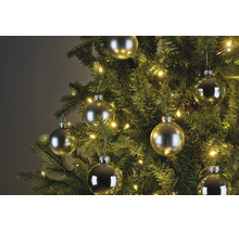 Weihnachtsbaum dekoriert mit matten und glänzenden Weihnachtskugeln sowie einer warmweißen LED-Lichterkette.