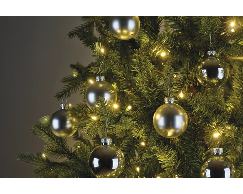 Weihnachtsbaum dekoriert mit matten und glänzenden Weihnachtskugeln sowie einer warmweißen LED-Lichterkette.