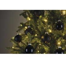 Weihnachtsbaum mit warmweißer Beleuchtung und schwarzen Christbaumkugeln in matter und glänzender Ausführung.
