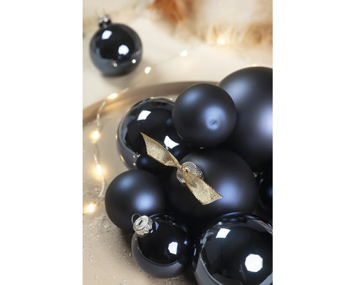 Dunkelblaue Weihnachtskugeln in mattem und glänzendem Design, verziert mit einer goldenen Schleife und silbernen Aufhängern.