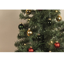 Künstlicher Weihnachtsbaum mit roten, grünen und goldenen Weihnachtskugeln in glänzend und matt sowie warmweißen LED-Lichtern.