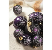 Lila Weihnachtskugeln mit silbernem Schneeflocken-Dekor, Mix aus glänzender und matter Oberfläche, mit goldenen Aufhängern.