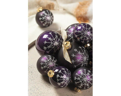 Lila Weihnachtskugeln mit silbernem Schneeflocken-Dekor, Mix aus glänzender und matter Oberfläche, mit goldenen Aufhängern.