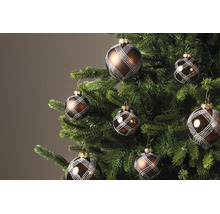 Braune Weihnachtskugeln mit silbernem Gittermuster an einem grünen Tannenbaum.
