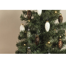 Künstlicher Weihnachtsbaum geschmückt mit Glasanhängern in Zapfenform und warmweißer LED-Beleuchtung.