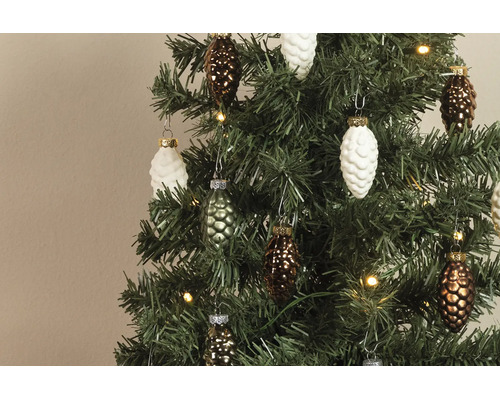 Künstlicher Weihnachtsbaum geschmückt mit Glasanhängern in Zapfenform und warmweißer LED-Beleuchtung.
