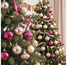 Zwei dekorierte Weihnachtsbäume mit rosa und goldfarbenen Christbaumkugeln, Bändern und warmweissen Lichterketten.
