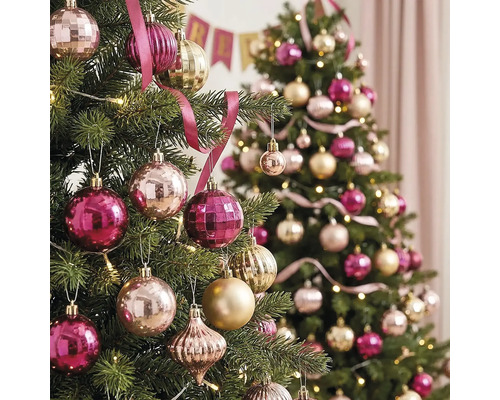 Zwei dekorierte Weihnachtsbäume mit rosa und goldfarbenen Christbaumkugeln, Bändern und warmweissen Lichterketten.