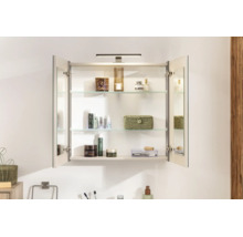 Armoire de toilette ouverte avec deux portes miroir, trois tablettes en verre et éclairage LED. Contient divers produits cosmétiques.