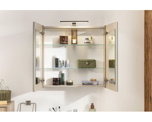 Armoire de toilette ouverte avec éclairage LED, deux étagères en verre et portes avec miroirs double face.