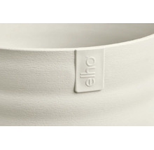 Vue détaillée d'un pot de fleurs avec une structure de surface horizontale et Elho Logo.