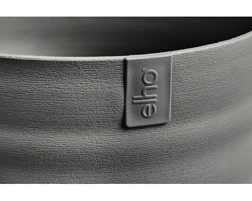Detailansicht eines Pflanzgefässes mit strukturierter Oberfläche und Elho Logo.