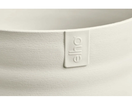 Vue détaillée d'un pot de fleurs avec une structure de surface horizontale et Elho Logo.