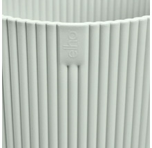 Gros plan d'un bac à plantes nervuré avec Elho Logo.